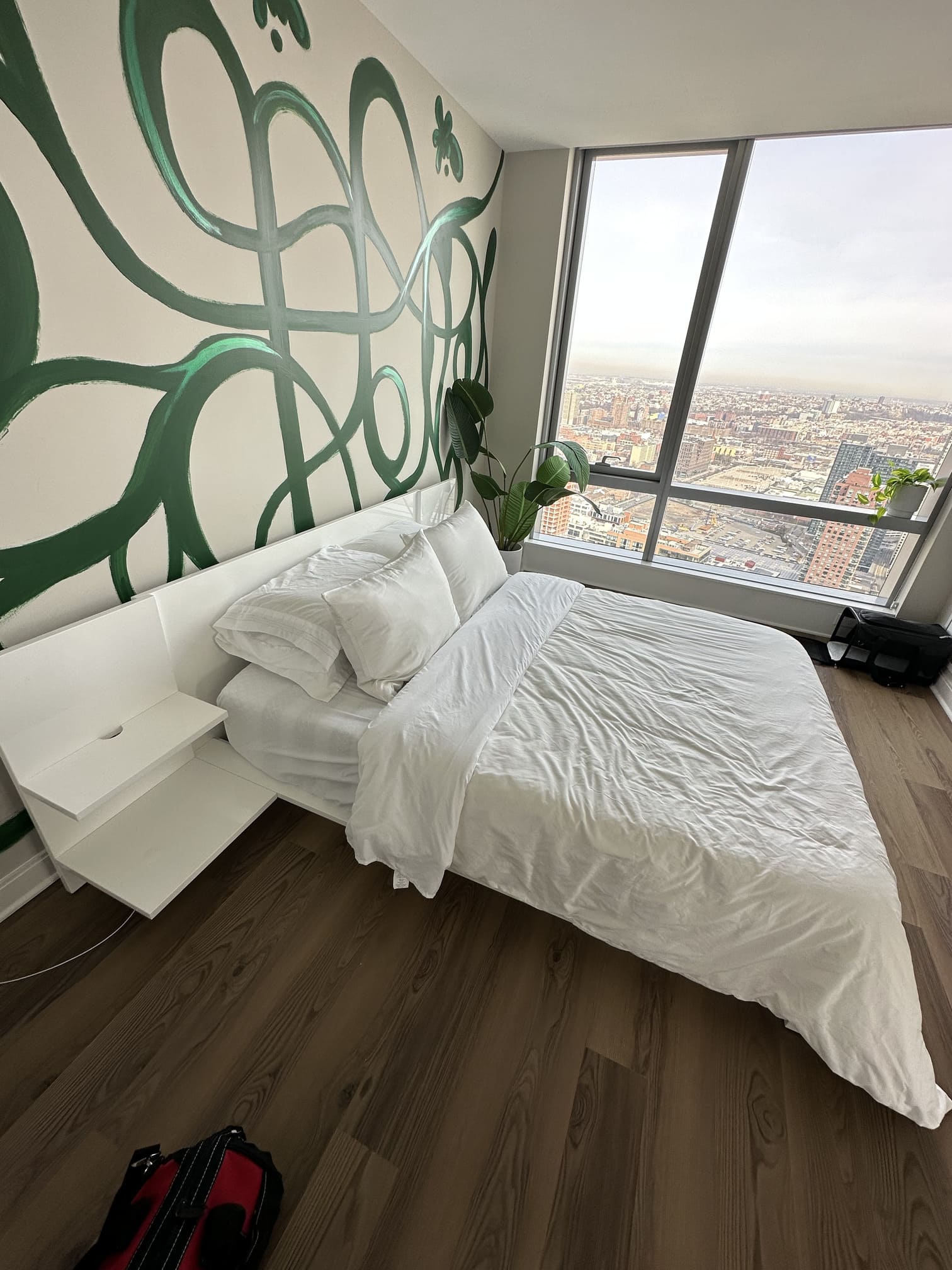 Hanging a heavy mirror on a wall