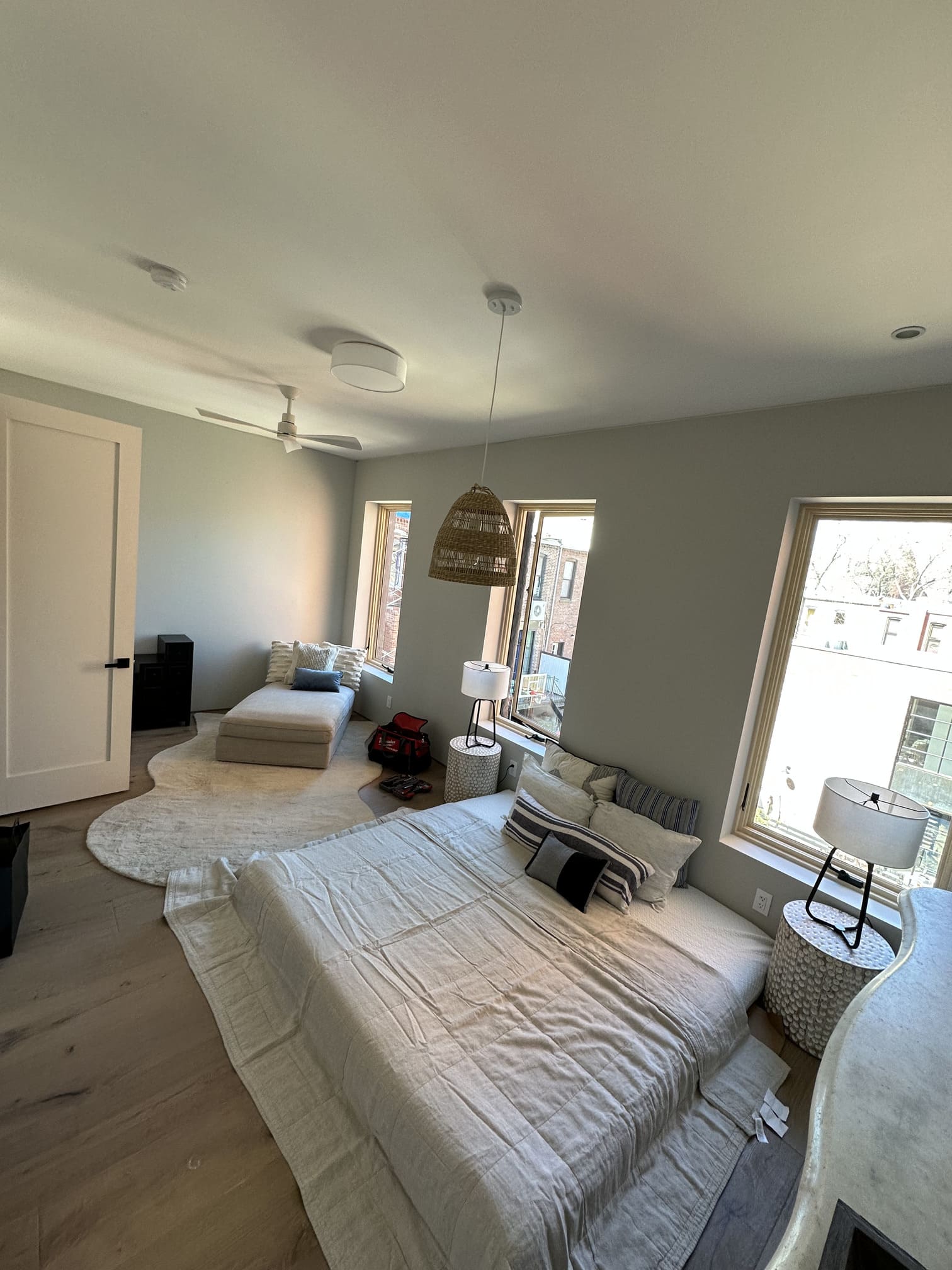 Mounting a soundbar below a TV